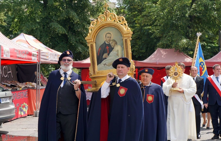 Procesja eucharystyczna z relikwiami św. Kamila
