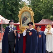 Procesja eucharystyczna z relikwiami św. Kamila