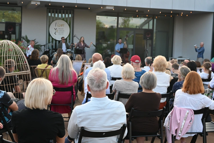 Niedzielne koncertowanie na tarasie MCK