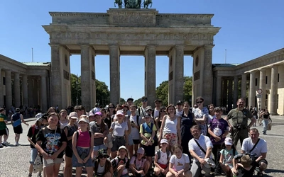 Młodzi i ich opiekunowie przy Bramie Brandenburskiej.