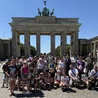 Młodzi i ich opiekunowie przy Bramie Brandenburskiej.