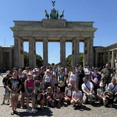 Młodzi i ich opiekunowie przy Bramie Brandenburskiej.