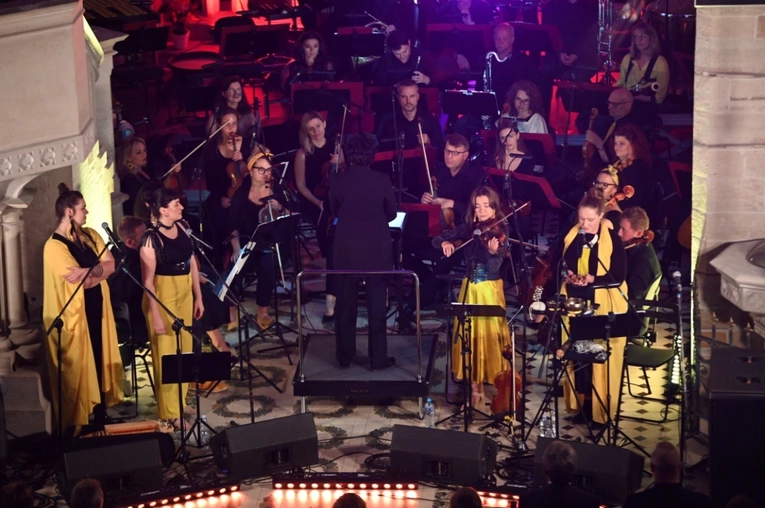 Wystąpili zespół KOSY oraz Orkiestra Symfoniczna Filharmonii Sudeckiej.