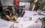 Palestyńczycy opłakują ciała zabitych w szpitalu Al-Shifa po izraelskim nalocie w mieście Gaza, 15 lipca 2025 r.