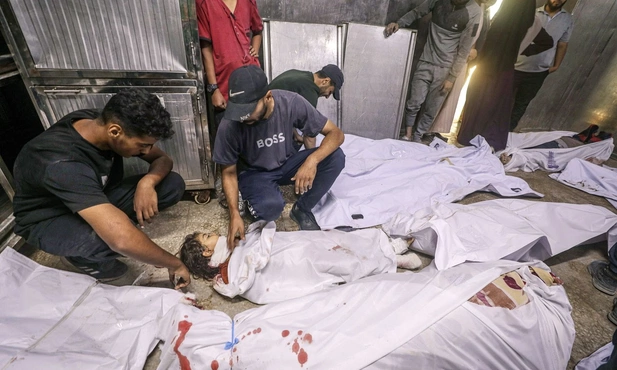 Palestyńczycy opłakują ciała zabitych w szpitalu Al-Shifa po izraelskim nalocie w mieście Gaza, 15 lipca 2025 r.