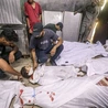 Palestyńczycy opłakują ciała zabitych w szpitalu Al-Shifa po izraelskim nalocie w mieście Gaza, 15 lipca 2025 r.