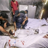 Palestyńczycy opłakują ciała zabitych w szpitalu Al-Shifa po izraelskim nalocie w mieście Gaza, 15 lipca 2025 r.