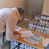 Caritas rozdaje żywność z programu FEPŻ 