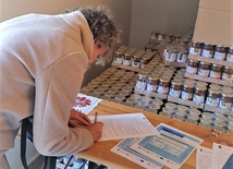 Caritas rozdaje żywność z programu FEPŻ 