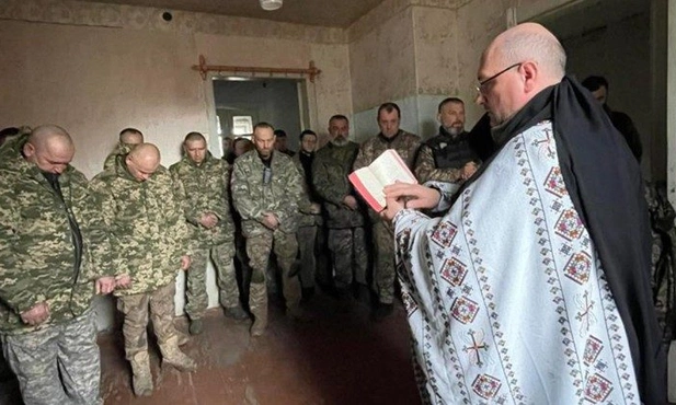 Ukraińscy kapelani: pomagamy żołnierzom i rodzinom leczyć rany wojny