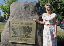 Grażyna Wosińska przy pomniku poświęconym ofiarom stalinowskiego terroru  po wydarzeniach z 17 lipca 1949 r.