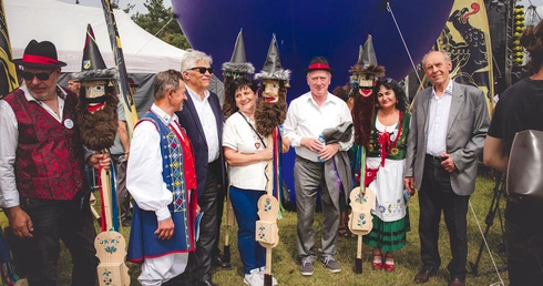 Na stadionie zgromadziło się ponad pół tysiąca ludzi, którzy wspólnie odegrali melodię „Kaszëbsczé jezora”, ustanawiając  tym samym  nowy rekord w grze  na tradycyjnych diabelskich skrzypcach. 