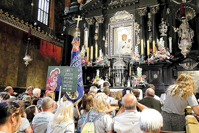 Podstawą  są droga i spotkanie z Matką Bożą Częstochowską.