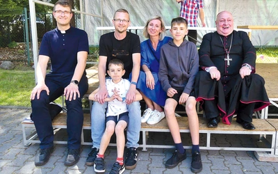 Jakub  (obok bp. Piotra Gregera) z rodzicami, bratem i ks. Szymonem Trzepaczką.