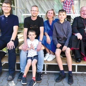 Jakub  (obok bp. Piotra Gregera) z rodzicami, bratem i ks. Szymonem Trzepaczką.