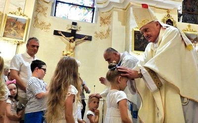 Warszawski metropolita senior, wraz z innymi kapłanami, błogosławił dzieci i matki oczekujące potomstwa.