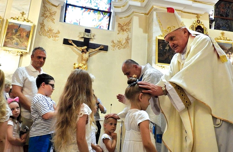 Warszawski metropolita senior, wraz z innymi kapłanami, błogosławił dzieci i matki oczekujące potomstwa.
