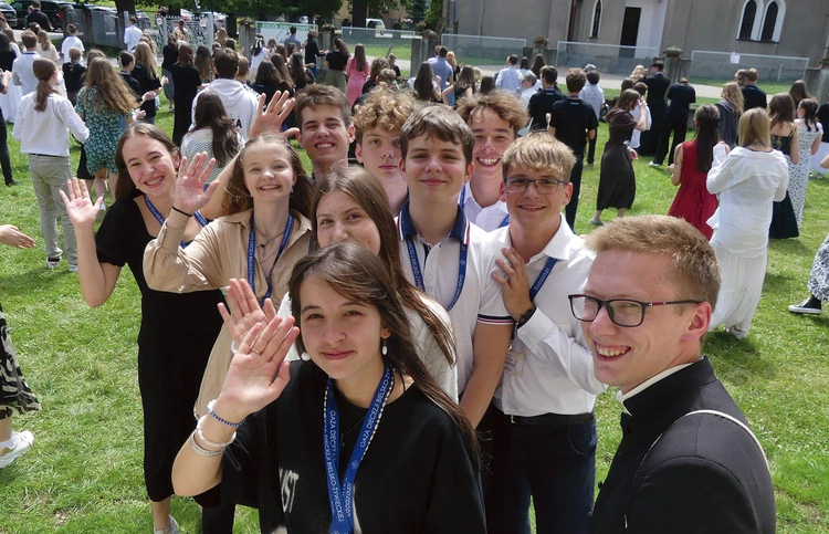 Oazowicze przeżywający wakacyjne rekolekcje świętowali w rajczańskim sanktuarium.