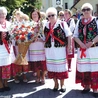 Gospodynie z bukietem dla Królowej Różańca Świętego z Andrychowa.