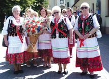 Gospodynie z bukietem dla Królowej Różańca Świętego z Andrychowa.