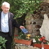 Ks. Henryk  w ulubionym towarzystwie Madonny Dobrej Sąsiadki. 