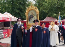 Na zakończenie Eucharystii odbyła się tradycyjna procesja z Najświętszym Sakramentem, relikwiami i wizerunkiem  św. Kamila. 