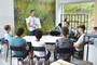 Kleryk Marcin Kretek podczas spotkania formacyjnego  ze swoją grupą. 