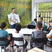 Kleryk Marcin Kretek podczas spotkania formacyjnego  ze swoją grupą. 
