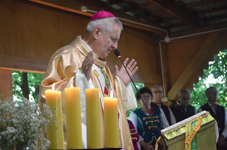 Podczas Eucharystii na ołtarzu nie mogło zabraknąć świec z pszczelego wosku.