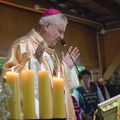 Podczas Eucharystii na ołtarzu nie mogło zabraknąć świec z pszczelego wosku.