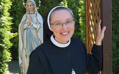 S. Zofia Przybył pochodzi z Katowic-Murcek. Do elżbietanek wstąpiła w 2004 roku. Skończyła teologię nauczycielską oraz podyplomowe studia teologii duchowości na WT Uniwersytetu Śląskiego.