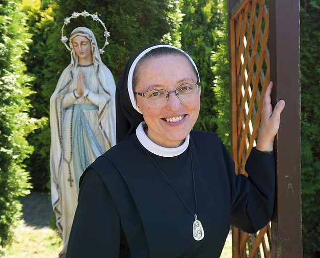 S. Zofia Przybył pochodzi z Katowic-Murcek. Do elżbietanek wstąpiła w 2004 roku. Skończyła teologię nauczycielską oraz podyplomowe studia teologii duchowości na WT Uniwersytetu Śląskiego.