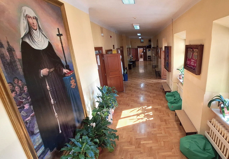 Od 400 lat charyzmatem sióstr jest szerzenie chwały Bożej przez posługę apostolską  wśród dzieci  i młodzieży. 