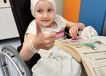 Amputacja to dopiero początek. Przed dziewczynką kolejne miesiące leczenia: pięciodniowe cykle chemii co trzy tygodnie, rehabilitacja adaptacyjna, przygotowanie do pierwszej protezy biodrowej. To najtrudniejszy typ protezy – i będzie wymagać wymiany co kilka lat.