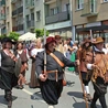  Fragment pochodu historycznego  – „wojna trzydziestoletnia”, a za nią „epidemia dżumy”. 