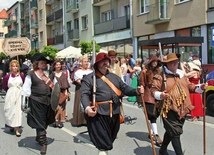 Fragment pochodu historycznego  – „wojna trzydziestoletnia”, a za nią „epidemia dżumy”. 