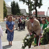 Składanie wieńców  pod pomnikiem pamięci.