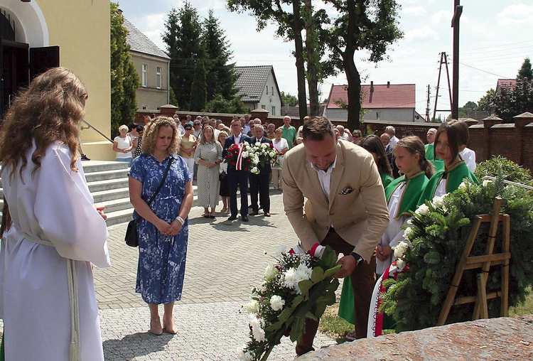 Składanie wieńców  pod pomnikiem pamięci.