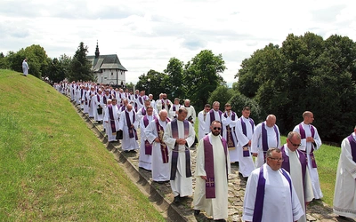 Wielu kapłanów pożegnało biskupa w Tropiu, ale również w Tarnowie.  