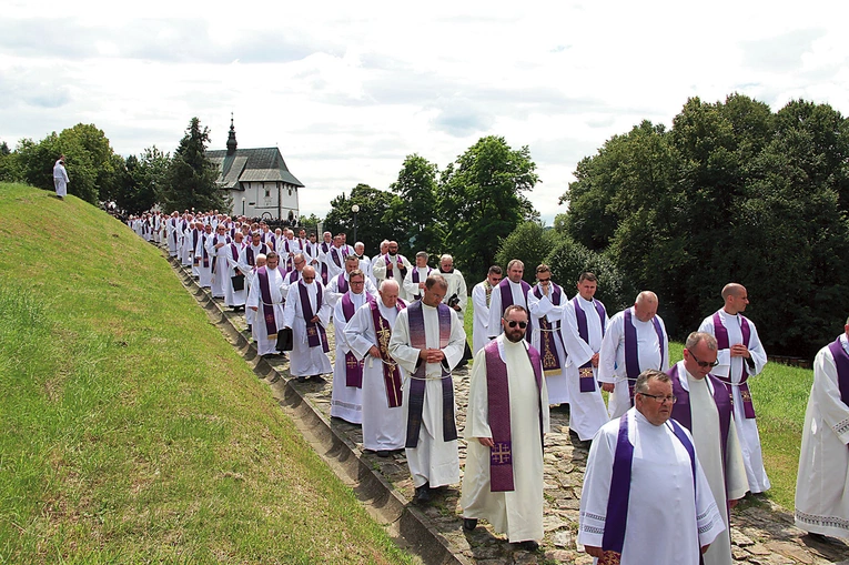 Wielu kapłanów pożegnało biskupa w Tropiu, ale również w Tarnowie.  