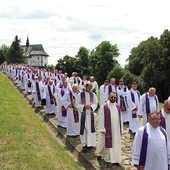Wielu kapłanów pożegnało biskupa w Tropiu, ale również w Tarnowie.  