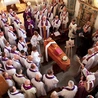 Ceremonię pogrzebową poprowadził biskup tarnowski Andrzej Jeż.
