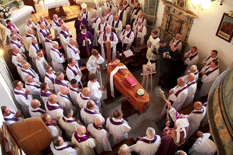 Ceremonię pogrzebową poprowadził biskup tarnowski Andrzej Jeż.