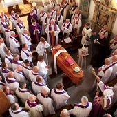 Ceremonię pogrzebową poprowadził biskup tarnowski Andrzej Jeż.