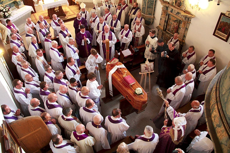 Ceremonię pogrzebową poprowadził biskup tarnowski Andrzej Jeż.