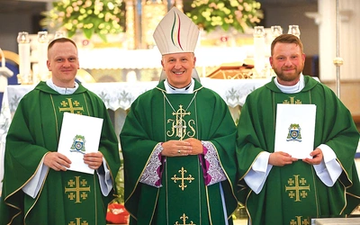Dekret ks. Męcinie (z prawej strony) wręczył  bp Solarczyk.