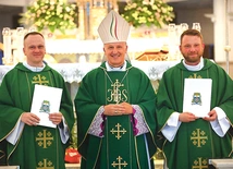 Dekret ks. Męcinie (z prawej strony) wręczył  bp Solarczyk.