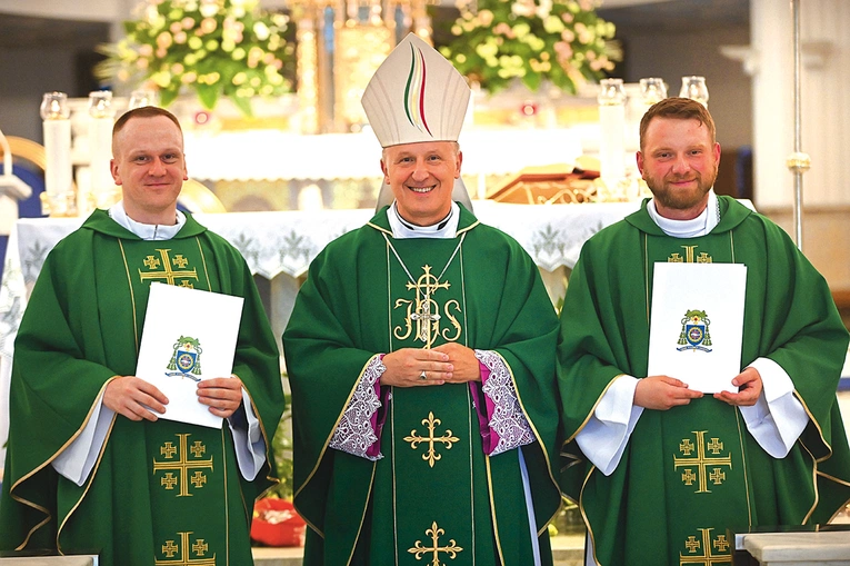 Dekret ks. Męcinie (z prawej strony) wręczył  bp Solarczyk.