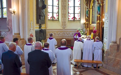 Modlitwa w kaplicy Matki Bożej Częstochowskiej w radomskiej katedrze.