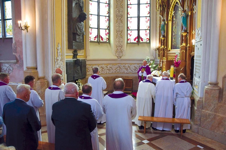 Modlitwa w kaplicy Matki Bożej Częstochowskiej w radomskiej katedrze.